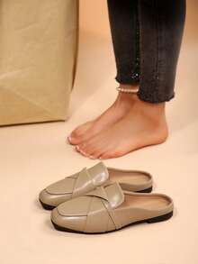 Pantuflas tipo mula con diseño de cruce en la punta cuadrada, zapatos planos sin talón, para uso casual y de commuting para mujeres - Caqui - Ver 6