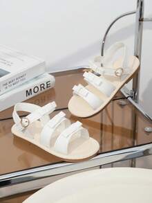 1 paire de sandales de plage blanches pour filles, couleur unie, patchwork en PU souple et tissu, décoration nœud, fermeture à crochet et boucle sur une seule sangle au talon, sandales plates style princesse mignon et à la mode, convient pour le quotidien décontracté, les vacances à la plage, le port en extérieur, printemps/été nouveau 2026 - Blanc - Voir 2
