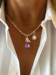 Bộ dây chuyền mặt dây chuyền nữ gồm 1 chiếc, với các mặt dây chuyền hình bướm giọt nước, mặt dây chuyền hình ngôi sao và trái tim màu hồng, mặt dây chuyền hình trái tim, mặt dây chuyền hình trái tim đính đá, mặt dây chuyền hình lục giác và mặt dây chuyền hình hành tinh. Thiết kế thanh lịch và dễ thương, phù hợp để đeo hàng ngày, kiểu dáng đa năng, cũng là một món quà hoàn hảo. - Vàng - Xem 7