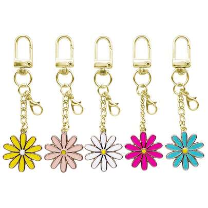 Bộ 5 móc khóa hình hoa cúc tráng men hai mặt, mặt dây chuyền hình hoa với khóa càng cua mini, phụ kiện đa năng dùng để đựng kem dưỡng da tay, son dưỡng môi và chìa khóa.