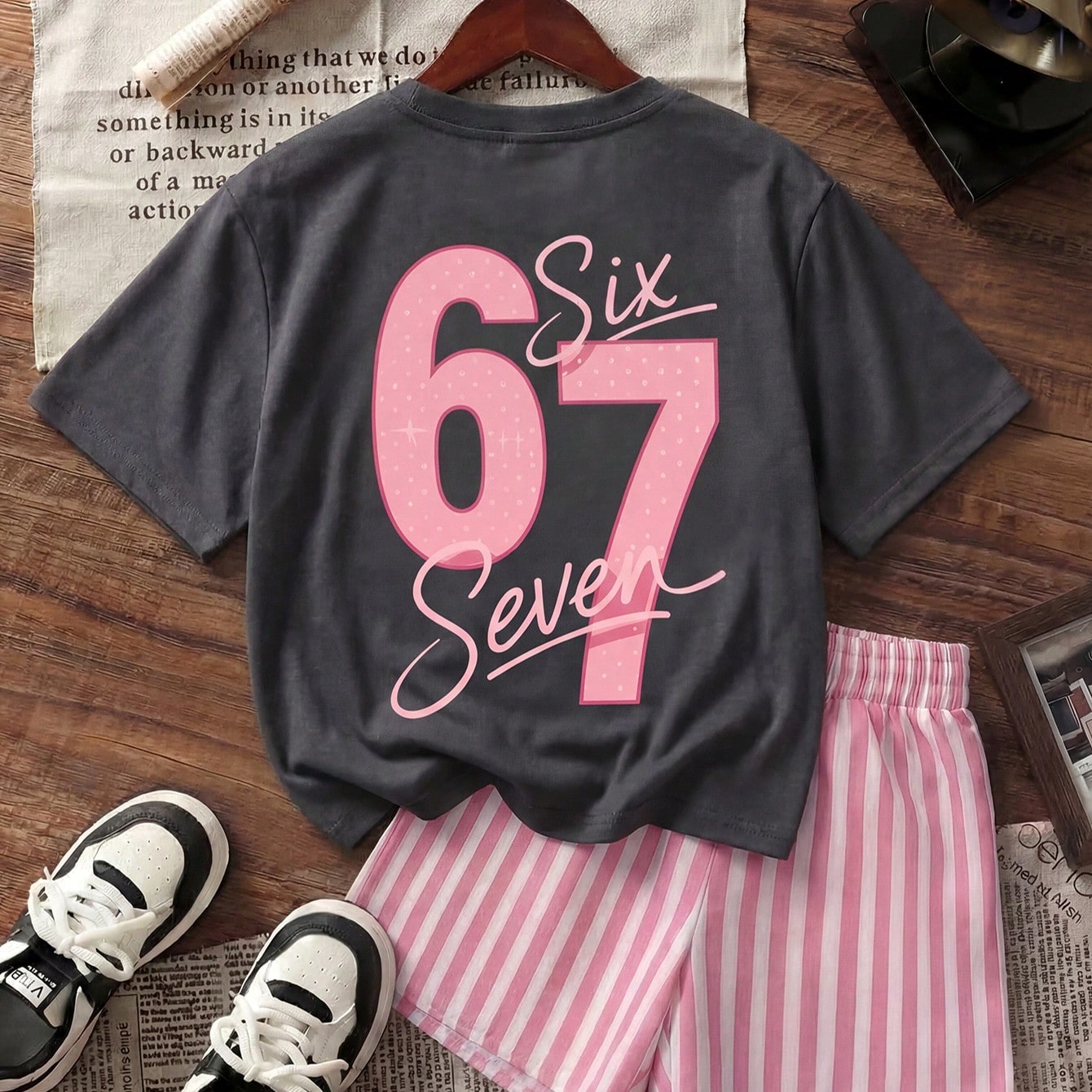Set de 2 piezas de ropa informal y linda para niñas, top de manga corta con estampado de números y shorts a rayas