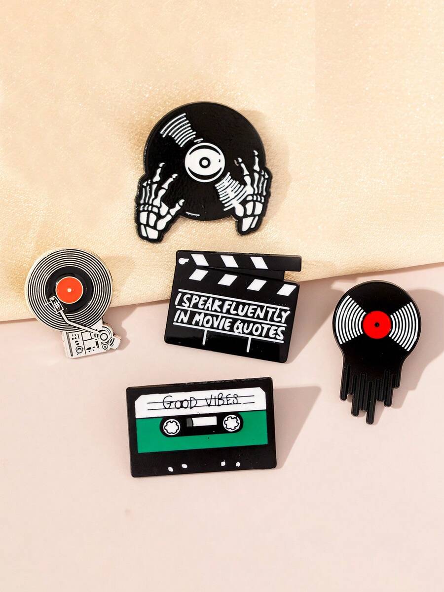 Bộ sưu tập 5 chiếc ghim cài áo phong cách retro với các họa tiết âm thanh, hình đầu lâu, bàn tay, đĩa than, bảng quay phim, những chiếc ghim cài độc đáo mang phong cách rock cổ điển dành cho trang phục. - Nhiều màu - Xem 1