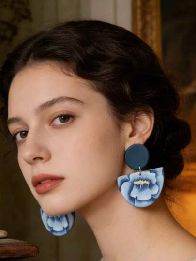 一对蓝色花卉半圆形软陶瓷耳环，法式复古风，适合海岛度假、乡村郊游、集市逛街和日常佩戴。