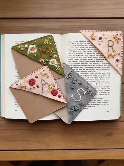 个性化手工刺绣角书签，毛毡三角形书页缝制手工书签，独特可爱的花朵字母刺绣书签，爱书人士的必备配件，手工缝制，经久耐用，防止滑落，母亲节、父亲节礼物，也适合送给爱书人士、母亲、教师和学生——一份有趣而贴心的礼物，送给任何爱书之人。