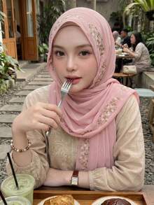 1条女士纯色花卉刺绣雪纺头巾，尺寸70x170厘米，柔软舒适，轻盈透气，用途广泛，长款设计，优雅的撞色刺绣，适合日常佩戴，四季皆宜。 - 彩色 - 查看 2