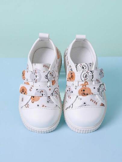 1双白色休闲女童运动鞋，波西米亚风随机字母和小熊图案，柔软PU鞋面，圆头软防滑双层设计，时尚可爱运动鞋，适合日常、度假、上学、跑步等场合。