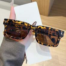 1 Cặp kính thời trang mới, kiểu dáng giản dị, cổ điển, đính đinh tán, hình vuông hẹp. - Nhiều màu - Xem 10