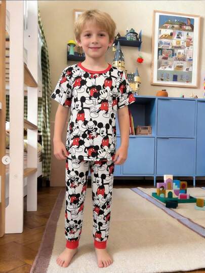 Disney 两件套官方授权可爱俏皮印花短袖T恤和裤子套装，舒适百搭，适合男孩女孩日常休闲、外出、海滩、派对、户外活动等场合，也是一份不错的礼物。