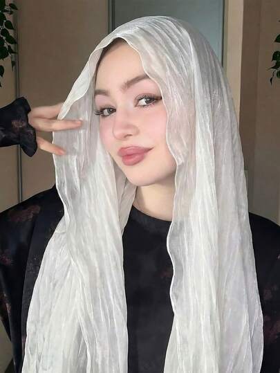 1. Khăn trùm đầu chiffon xếp ly màu trơn thanh lịch dành cho nữ, mềm mại, thoải mái và thoáng khí, một chiếc khăn choàng đi biển chống nắng giản dị, phù hợp để mặc hàng ngày vào mùa xuân và mùa hè, là lựa chọn phụ kiện tốt nhất cho trang phục, kỳ nghỉ.