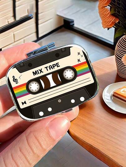 Hộp đựng thuốc hình vuông thiết kế băng cassette cổ điển - Một hộp đựng thuốc nhỏ gọn với các vách ngăn bên trong, hoàn hảo để quản lý lượng thuốc cần dùng trong ngày khi đi du lịch. Kích thước nhỏ gọn, dễ dàng bỏ vào túi quần và túi xách, là một phụ kiện du lịch độc đáo và cũng là một món quà ý nghĩa.