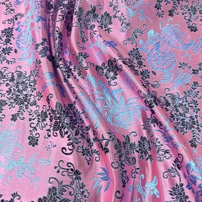 1 mảnh vải gấm màu hồng, với họa tiết hoa tinh tế và chất liệu trang trí trang nhã. Thích hợp để may khăn trải bàn, rèm cửa, váy, quần áo, v.v., cũng như làm nguyên liệu thủ công DIY.