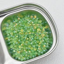 100颗8毫米高品质玻璃水晶珠，扁平圆形散珠，适合DIY手链和项链首饰制作 - 綠色 - 查看 1