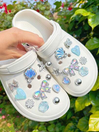 20 peças de enfeites de sapato em formato de coração azul com laço prateado e strass, presilhas removíveis para sapatos, flores de sapato DIY, elegantes e modernas, adequadas para sandálias e chinelos, ótimas para presentes de Natal.