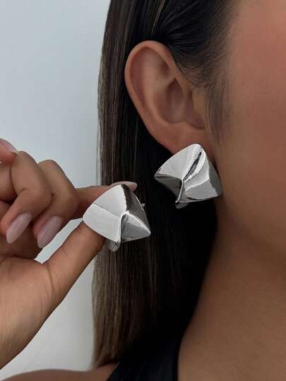 1 par de pendientes de diseño geométrico asimétrico de estilo europeo retro con diseño de triángulo de origami 3D, pendientes de botón metálicos brillantes de estilo minimalista y elegante, pendientes de diseño de nicho versátiles adecuados para el uso diario, el trabajo, las citas y las vacaciones de las mujeres
