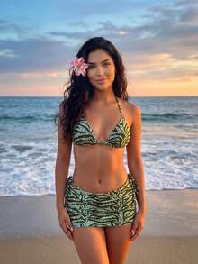 Bộ bikini họa tiết lá nhiệt đới - Bộ hai mảnh cạp cao màu xanh lá cây và nâu thanh lịch với váy ngắn | Hoàn hảo cho kỳ nghỉ hè ở bãi biển, tiệc bể bơi và những chuyến đi chơi lễ hội. - màu xanh lá - Xem 3