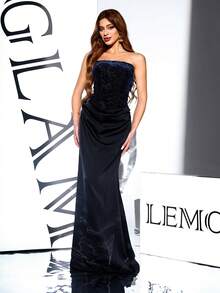 Đầm dạ hội nữ thời trang không dây vai, chất liệu nhung jacquard, hở lưng, xếp ly ở gấu váy. - Màu xanh hải quân - Xem 2