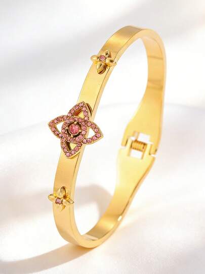 Camhanno 这款精致优雅的不锈钢手链，完美搭配职业装和晚宴装束，现代花卉镶嵌设计更添时尚气息，是馈赠挚友的贴心之选，无论是特别的日子，还是浪漫约会和日常通勤，都能增添一抹精致格调。