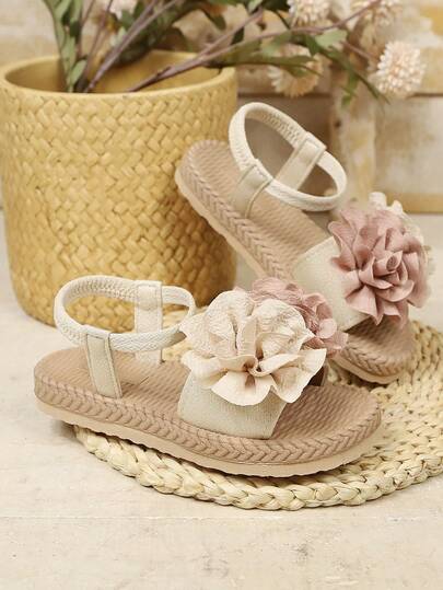 1 đôi dép xăng đan đế bằng màu trắng ngà cho bé gái, chất liệu vải mềm mại, họa tiết hoa mẫu đơn, mũi tròn, quai thun co giãn, kiểu dáng hoa văn dễ xỏ, dép công chúa phong cách bohemian thời trang, thích hợp cho các hoạt động thường ngày, đi biển, đi học, nghỉ lễ, mùa xuân/hè.