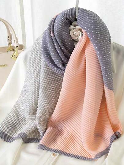1 chiếc khăn quàng cổ xếp ly mới, họa tiết sọc và chấm bi.