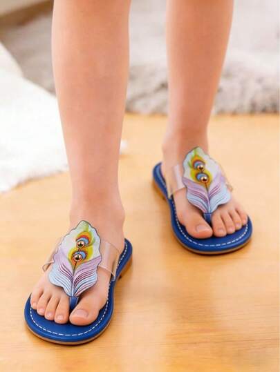 1 đôi dép xỏ ngón mùa hè mới dành cho bé gái, họa tiết lông công, quai trong suốt, đế bằng, chống trơn trượt, thích hợp cho bãi biển, kỳ nghỉ và các hoạt động ngoài trời.