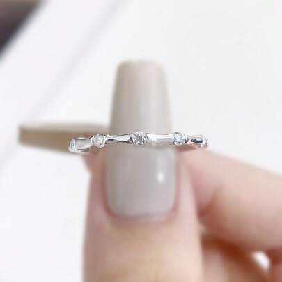 1枚0.03克拉极简几何竹节莫桑石925纯银戒指，优雅奢华，适合作为订婚、结婚、闺蜜生日或周年纪念礼物。是新娘和婚礼珠宝的完美之选。