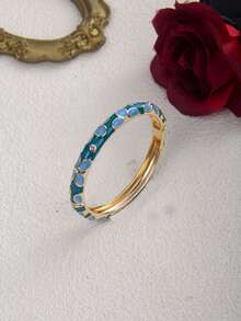 这款复古新款中式宫廷风手链，镶嵌钻石，饰以色彩缤纷的花卉图案，并采用珐琅涂层，开口设计，弹性十足，适合女性在办公室、日常、街头、音乐节等场合佩戴，是时尚女士的理想饰品。它也是一份节日礼物，适合婚礼、情人节、母亲节和生日等场合。 - 花 - 查看 19