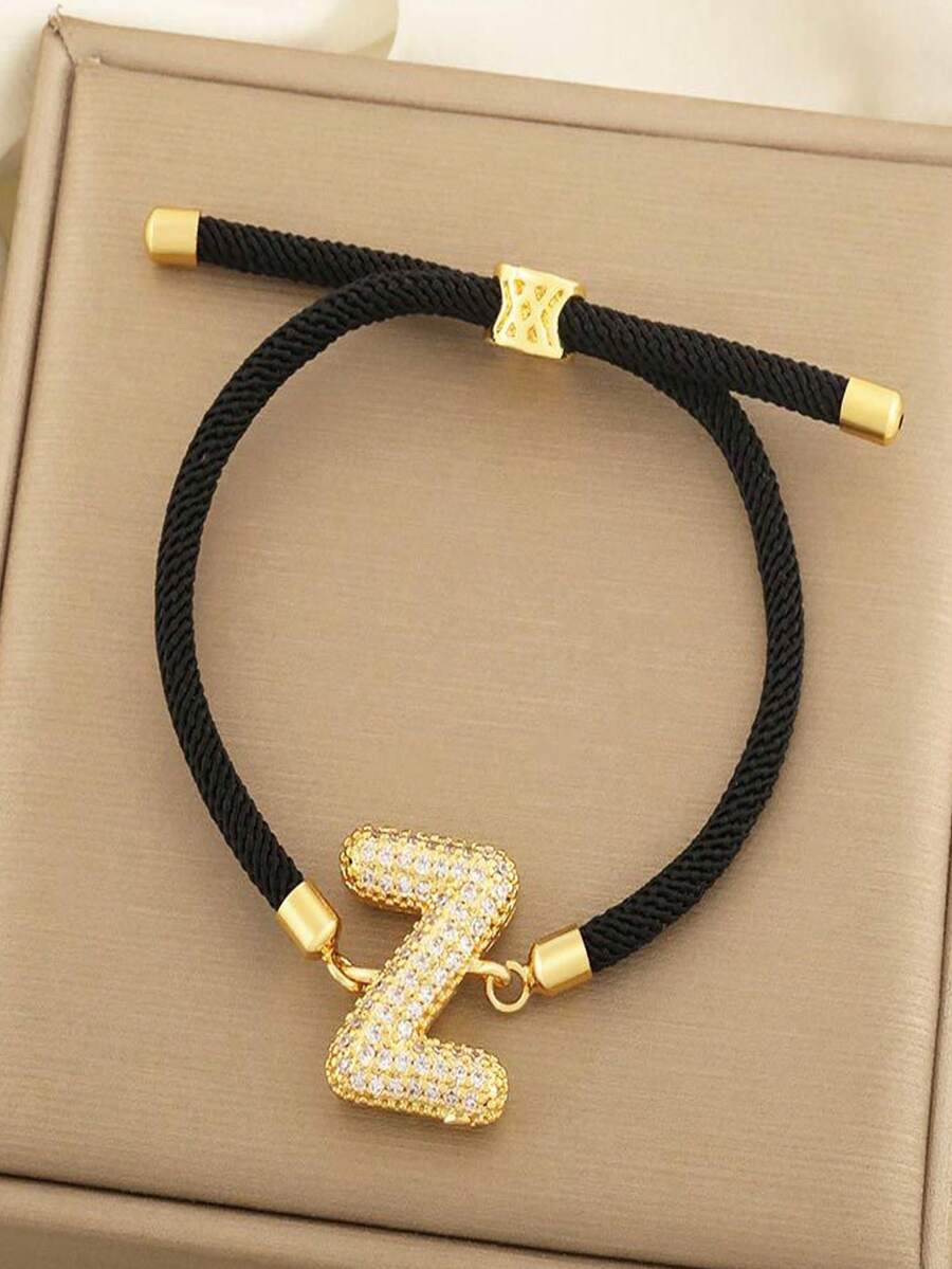 Một chiếc vòng cổ mặt dây chuyền đôi sang trọng, độc đáo, tinh tế và thanh lịch, gồm một chuỗi 26 chữ cái (từ A đến Z). Một chiếc vòng tay mặt dây chuyền tinh xảo và đẹp mắt theo phong cách vòng đeo tay. Trang sức thủ công.