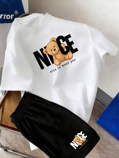 青少年男孩休闲夏季短袖套装：灰色汽车印花套装。这款时尚的短袖衬衫和短裤套装，采用经典圆领设计，并饰有图案印花，是户外活动的理想之选。另有另一款休闲夏季针织T恤和短裤套装可供选择，同样饰有时尚的文字印花。这套两件式T恤和短裤套装是户外活动的完美之选，也是衣橱必备单品。