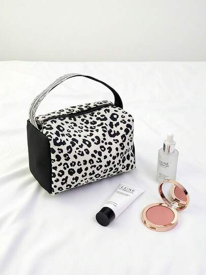 这款蕾丝豹纹化妆包，美观大方，容量充足，便携易用，是旅行化妆品收纳的理想之选，也可作为多功能户外手提包使用。它是送给母亲、女儿、女友、老师和朋友的最佳礼物，也是毕业季、婚礼季和其他节日的必备单品。