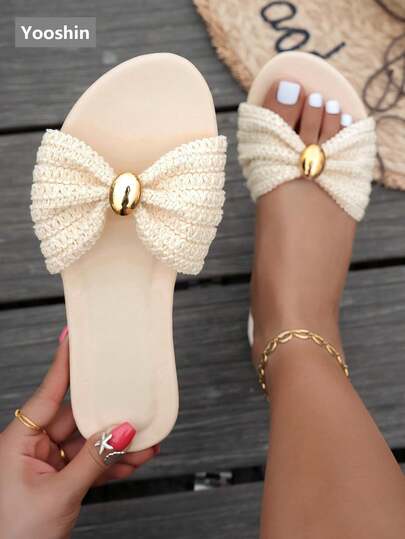 Dép xăng đan nữ mới về, kiểu dáng đế bằng mũi tròn, dáng rộng, điểm nhấn nơ xinh xắn, khóa vàng cao cấp, kiểu xỏ chân tiện lợi, phong cách phối đồ, mang đến cảm giác thoải mái, năng động như đang đi nghỉ mát ở vùng quê, dép đi biển thời trang đường phố.