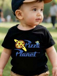 Disney-Licensed Casual And Simple Crew Neck Short-Sleeve T-Shirt Features A Toy Story Pizza Planet Character Pattern, Designed Specifically For Infants And Toddlers, Suitable For Both Boys And Girls, Making It An Ideal Choice For Summer Wear. - 黑色 - 查看 2