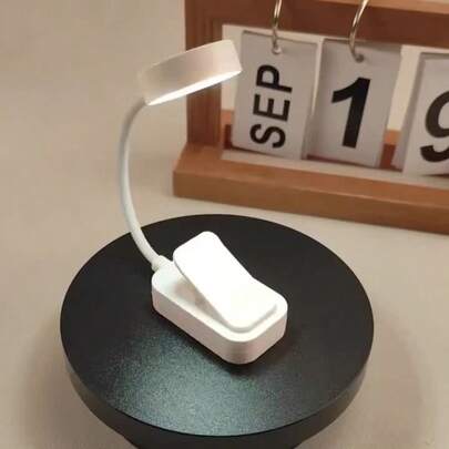 1个夹式可旋转阅读灯，360°旋转，亮度可调，电池供电（不含电池），适用于床头、书桌、卧室、书房、办公室、宿舍等场所。