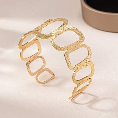 1. 几何方形镂空手镯，采用独特的金属开口设计，适合日常休闲佩戴（不含礼盒）