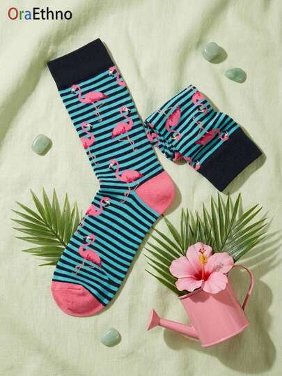 一双男士趣味热带火烈鸟主题（粉色火烈鸟和条纹图案）卡通印花撞色吸汗防臭柔软舒适新颖保暖的船袜，是送给父亲、儿子、祖父、丈夫、男友、鸟类和热带爱好者的趣味礼物，适合生日、万圣节、圣诞节和各种主题活动。也是送给儿子妻子、女儿和女友的最佳礼物，充满趣味的动物主题，四季皆宜。