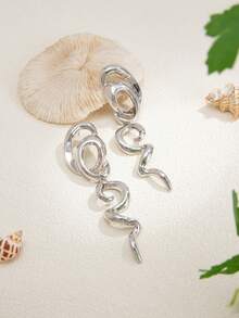 1 par de pendientes largos de aleación con espiral dorada de estilo retro europeo y americano, exagerados y extra grandes, adecuados para fiestas, banquetes, citas, vacaciones y accesorios de estilo de las mujeres - Plateado - Ver 3