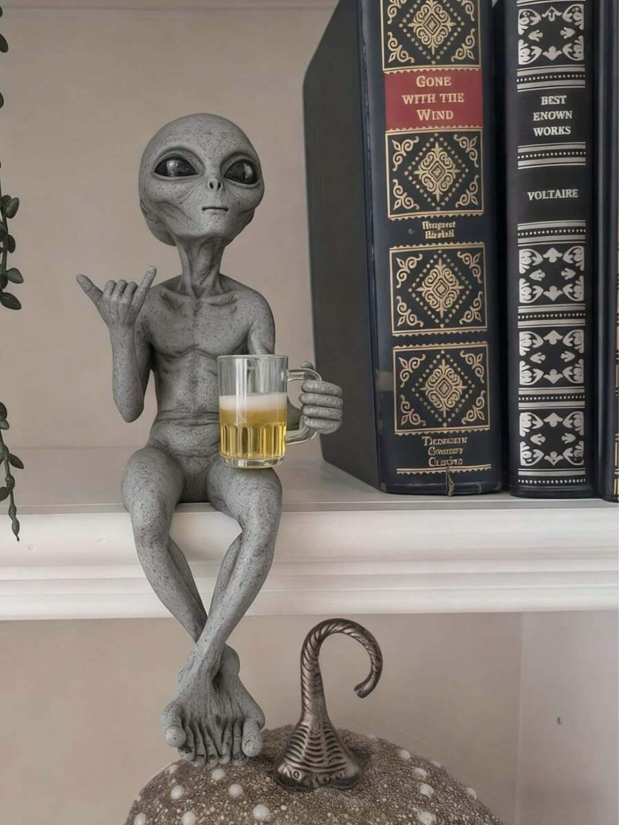 【趣味触感】外星人啤酒雕像 - 一款充满趣味和想象力的太空主题装饰品。这款绿色外星人手持啤酒杯,非常适合摆放在书桌或书架上。它是科幻迷的理想礼物,也是圣诞节、节日或馈赠亲朋好友的绝佳选择。它完美融入节日装饰和科幻主题房间。| 趣味外星人设计 | 精湛工艺,外星人主题装饰,家居装饰 - 彩色 - 查看 1