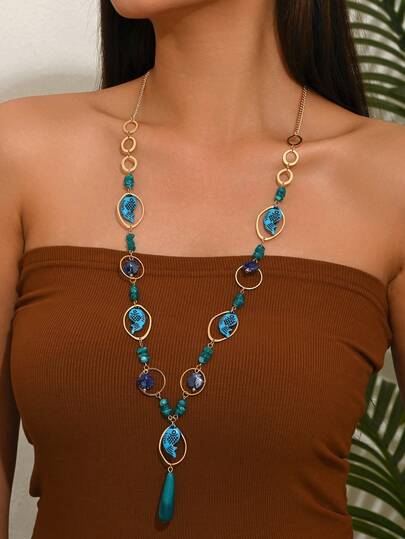 1件波西米亚风夏季海滩度假风项链，包含蓝色小鱼、陶瓷贝壳、仿玉石、湖蓝色水滴吊坠、金色戒指和链条，适合女性搭配吊带裙，在度假和派对场合佩戴，提升整体造型品质和女性魅力。