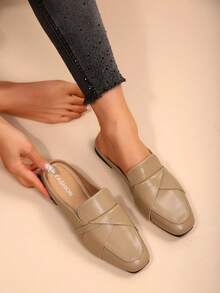 Pantuflas tipo mula con diseño de cruce en la punta cuadrada, zapatos planos sin talón, para uso casual y de commuting para mujeres - Caqui - Ver 4