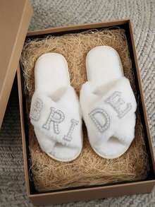1双女士珍珠字母“新娘”装饰平底拖鞋，镶钻毛绒拖鞋，新娘送礼会、单身派对礼物、伴娘拖鞋、告别单身派对、准新娘、蜜月礼物、女鞋 - BRIDE交叉拖鞋 - 查看 4