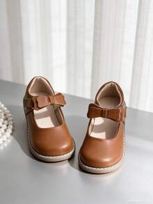 A Pair Of Brown Shoes With Bow - Leather Shoes,Oxford Shoes,Loafer Shoes,Flat Shoes Kids Shoes,Shoes,Girls Shoes,Girl Shoes,Zapatos De Niña,Toddler Girl Shoes,Kid Shoes,Zapatos Para Niñas,Shoes For Girls,Zapatos De Niño,Zapatos,Zapatos Para Niña,Kids,Shoes Kids,Zapatos De Niñas,Zapatos Para Niños,Little Girl Shoes,Zapatos Niña,Zapatos De Niños,Girls Dress Shoes,Girls,Flats,Zapatos Niñas,Toddler Girl,Shoes Girls,Loafers For Toddler & Little Girls & Little Boys | Ideal For School Day,Field Trip,After-School Playdate,Birthday Party,Family Brunch,Picnic,Church Service,Holiday Gathering,Art Class,Library Visit,Park Stroll,Weddings,Outings,Special Occasions,Christmas,New Year Celebrations - 3340棕色 - 查看 1