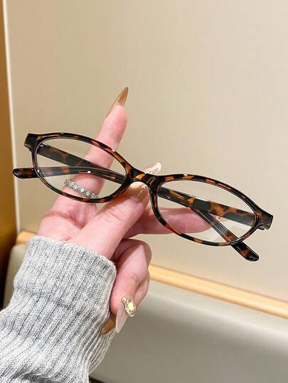 一副复古几何全框时尚眼镜，经典百搭，适合日常佩戴，也适合锐舞派对、音乐节、街头摄影、周末休闲、家庭出游等场合，适合所有脸型，也适合返校季、大学校园风等场合。
