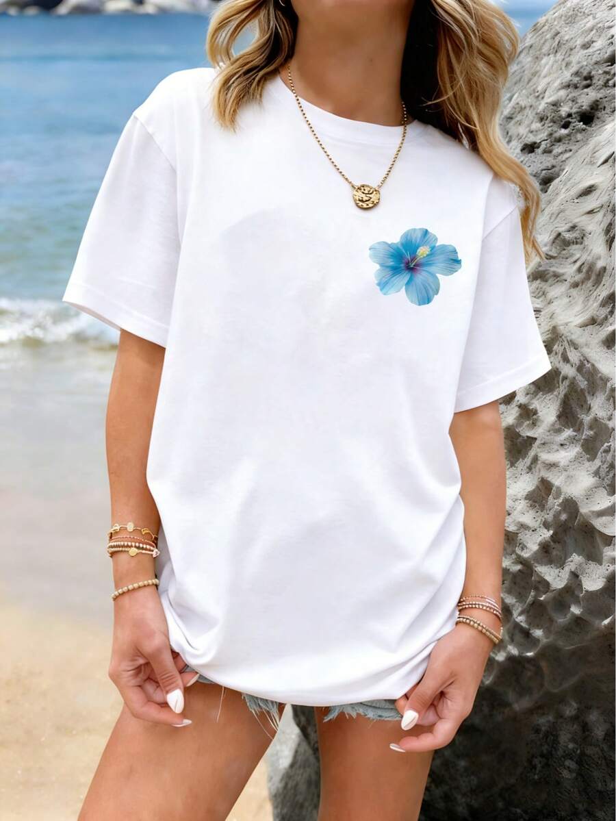 Camiseta feminina casual branca com estampa floral havaiana de hibisco azul, manga curta e gola redonda, em poliéster. - Branco - Ver 1