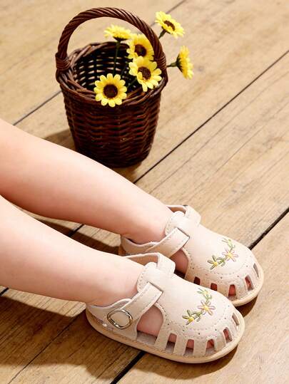 女婴闭趾花卉刺绣凉鞋，柔软防滑鞋底，适合婴儿夏季穿着，可爱玛丽珍婴儿床凉鞋，适合学步宝宝，夏季闭趾凉鞋，可调节搭扣防踢婴儿鞋，透气柔软鞋底，适合0-18个月新生儿穿着。