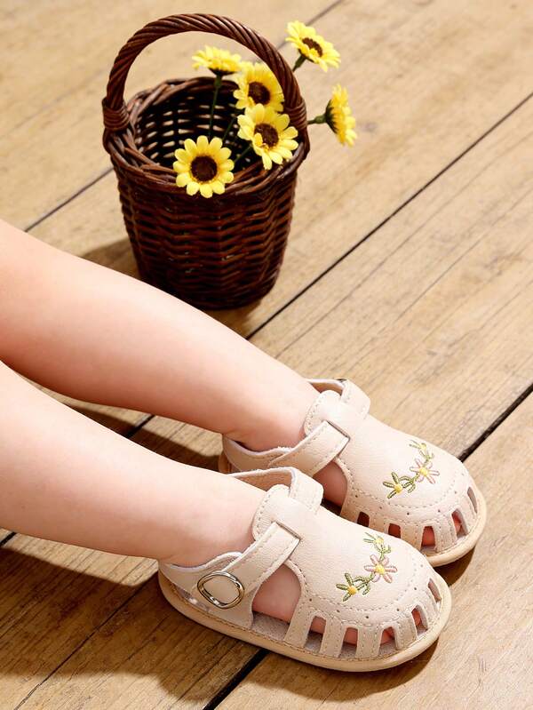 Giày sandal bít mũi thêu hoa cho bé gái, đế mềm chống trơn trượt, giày mùa hè cho bé sơ sinh, sandal Mary Jane dễ thương cho bé tập đi, sandal mùa hè bít mũi cho bé sơ sinh, quai cài điều chỉnh chống đá chân, giày chống đá chân, đế mềm thoáng khí cho trẻ sơ sinh từ 0-18 tháng tuổi.