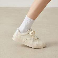 Tenis de mujer casuales y zapatillas blancas mujer en . Calzado deportivo de cuero PU con suela gruesa tipo plataforma y cordones anchos decorativos. Tenis para mujeres de diseño nicho con punta redonda y detalles elegantes. Zapatos para mujer cómodos, transpirables y antideslizantes de estilo coreano versátil. Calzado para caminar con diseño retro, ligero y resistente al desgaste para uso diario. - Beis - Ver 1