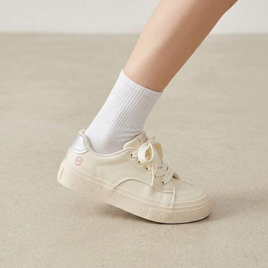 Tenis de mujer casuales y zapatillas blancas mujer en . Calzado deportivo de cuero PU con suela gruesa tipo plataforma y cordones anchos decorativos. Tenis para mujeres de diseño nicho con punta redonda y detalles elegantes. Zapatos para mujer cómodos, transpirables y antideslizantes de estilo coreano versátil. Calzado para caminar con diseño retro, ligero y resistente al desgaste para uso diario. - Beis - Ver 1