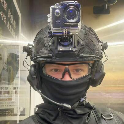 4K运动相机，迷你智能4K高清防水户外相机，配备防水外壳，4K超高清运动相机，2.0英寸显示屏，1050mAh电池可录制120分钟，防水深度达30米，具备延时摄影功能，防抖自行车和摩托车录像机（不含TF卡），适合家庭旅行、户外活动、运动录像和探险装备。