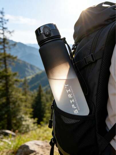 1 pieza Botella de agua de plástico de gran capacidad de 500ml con color degradado, ideal para volver a la escuela, deportes al aire libre. Esta botella de agua de plástico con color degradado es adecuada tanto para hombres como para mujeres, fácil de llevar, con un diseño de bebida directa, convirtiéndola en un compañero perfecto para actividades al aire libre, ir a la escuela y hacer ejercicio, así como un artículo imprescindible para las vacaciones de verano en la playa, y también un gran regalo de Navidad.
