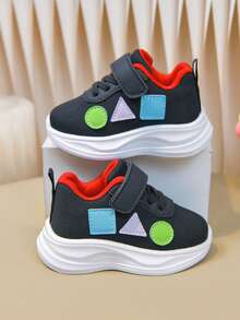1双儿童黑色网面魔术贴运动鞋，易于穿脱且用途广泛 - 黑色 - 查看 1
