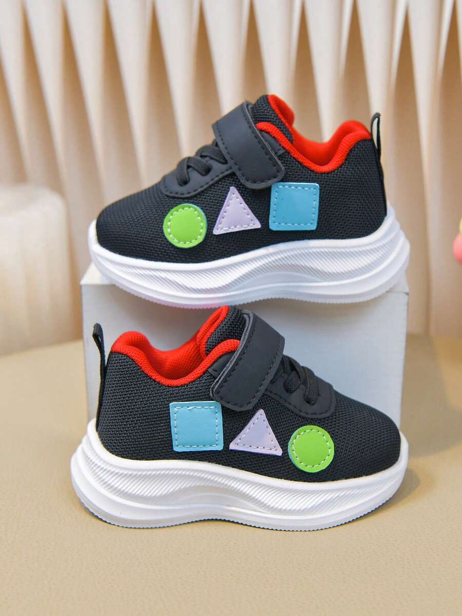 1双儿童黑色网面魔术贴运动鞋，易于穿脱且用途广泛 - 黑色 - 查看 1